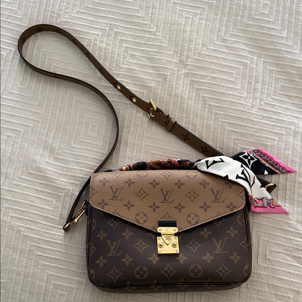 Louis Vuitton Pochette Métis reverse